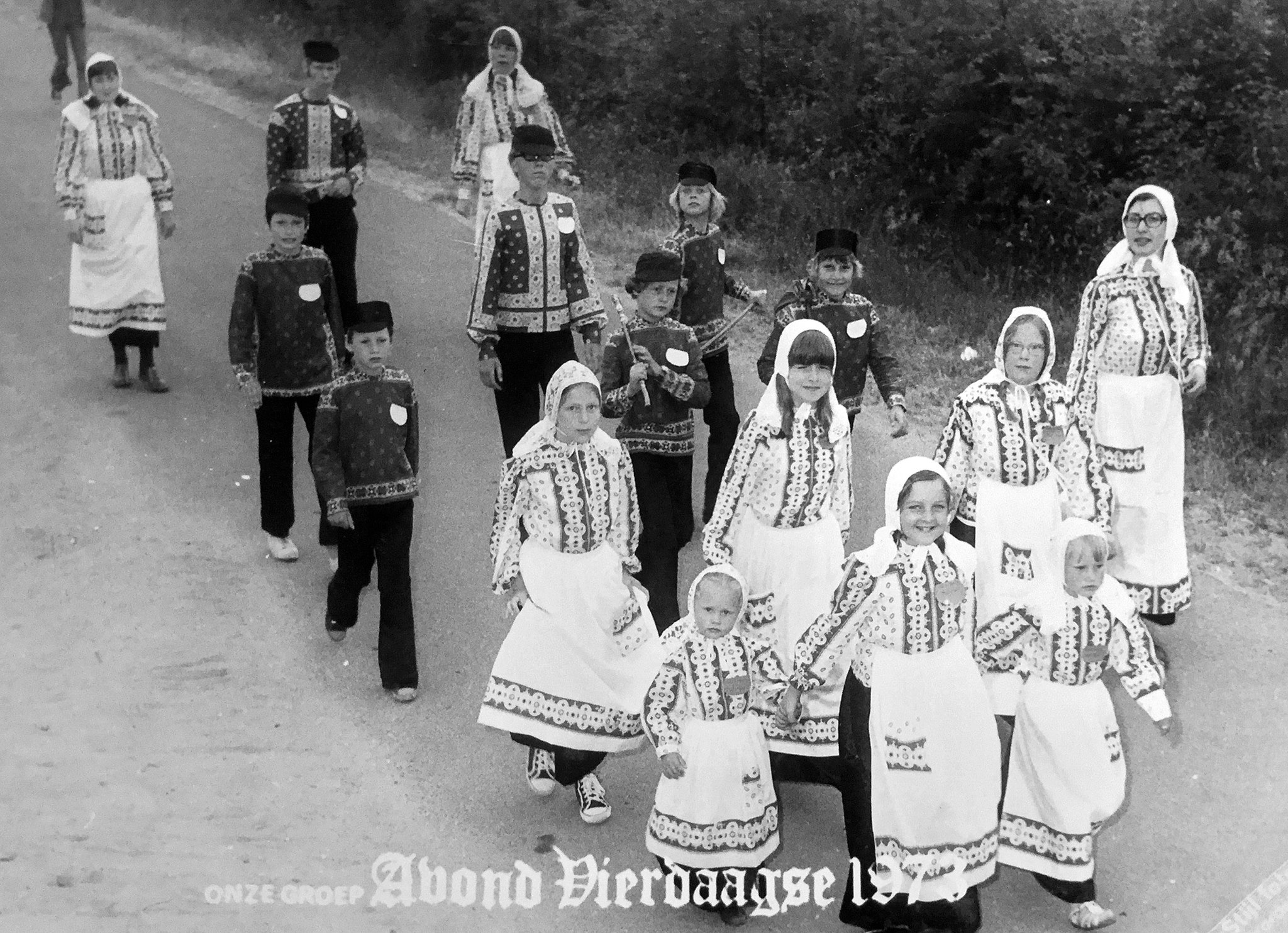 Oud Aalten - De wandelgroep van Dansschool Mateman in 1973. Van links ...
