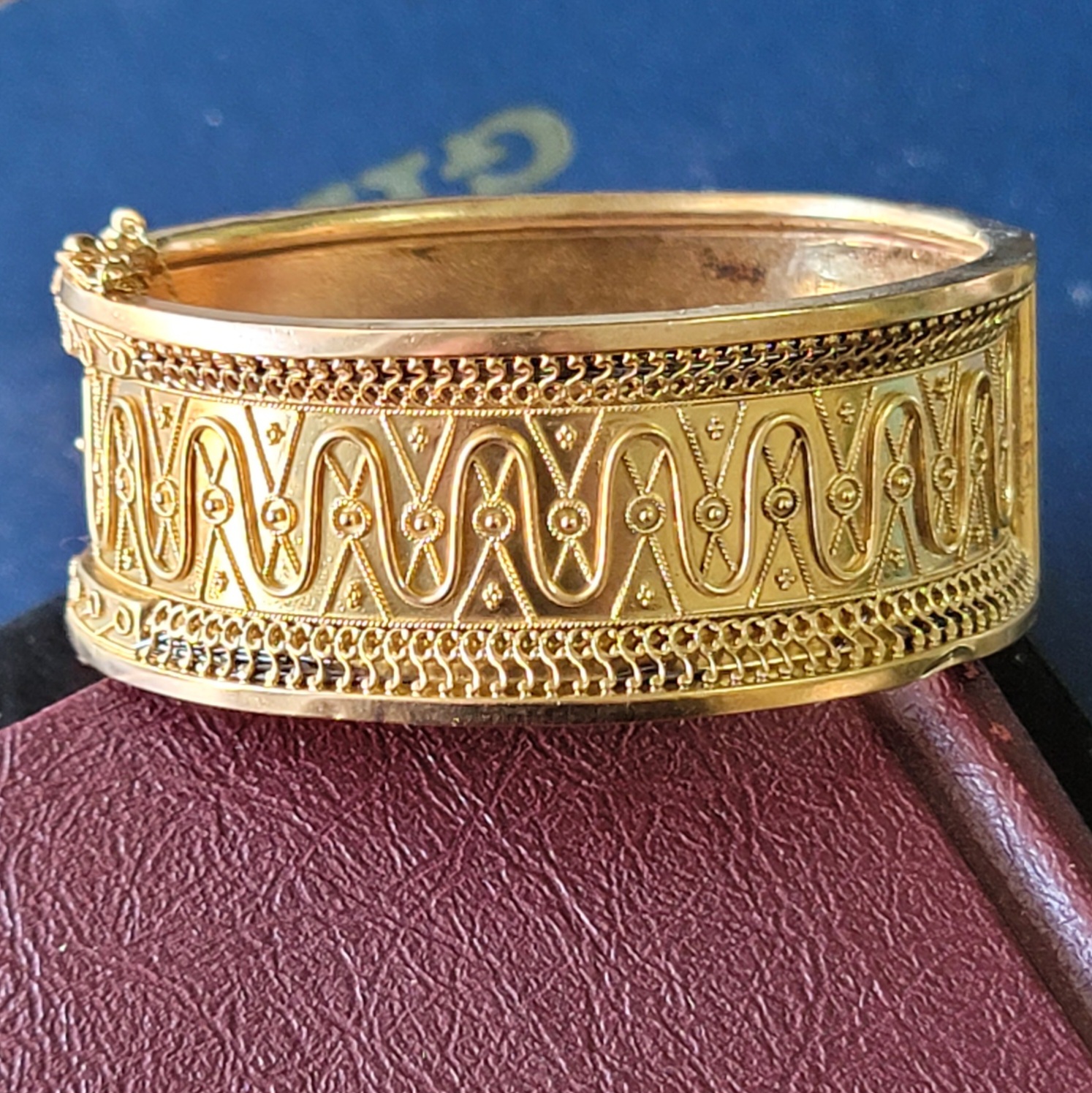 What is the signature on this 14k Italy 80s bracelet?