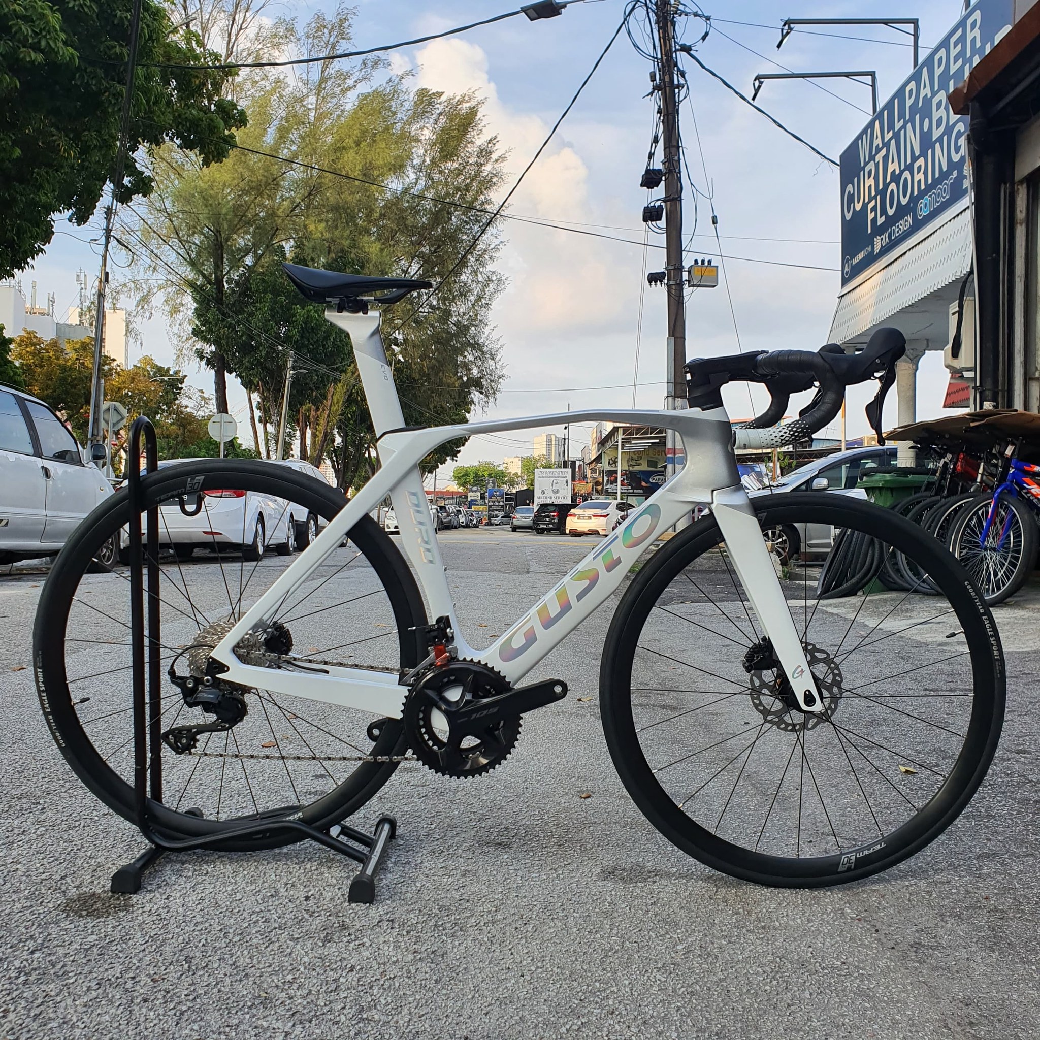 Gusto Duro evo elite white silver shimano 105 ??RM7700 only 