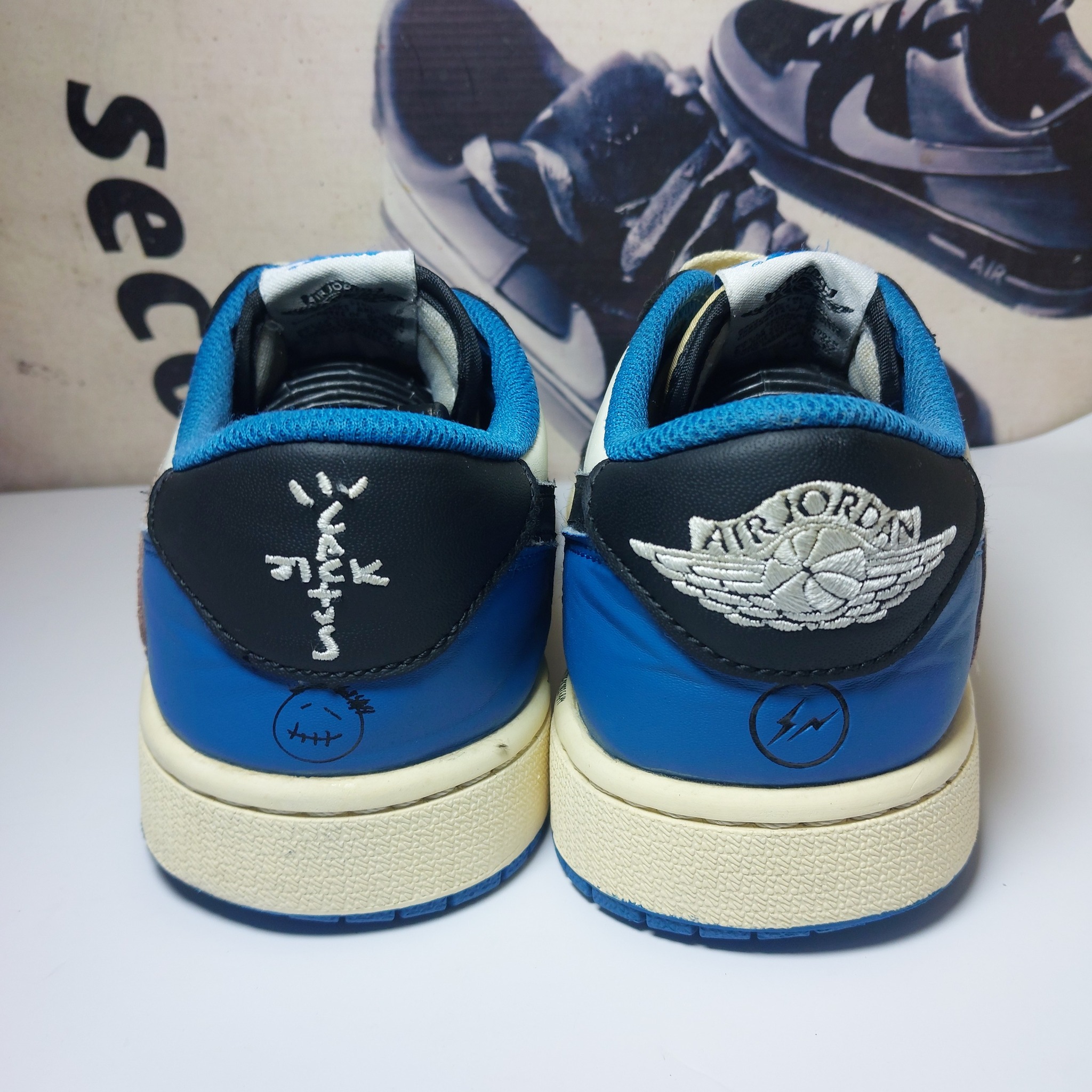 ?ຂາຍແລ້ວ? Nike Air Jordan 1 Low Travis Scott x Fragment 