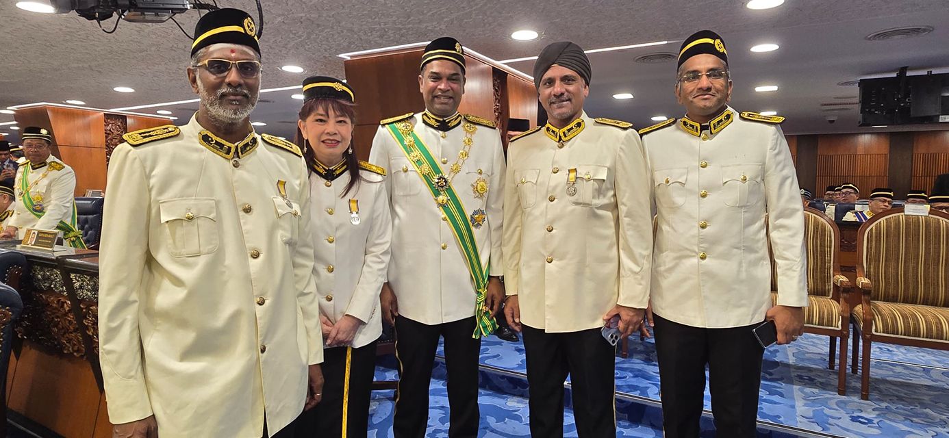 Lingesh - Bergambar bersama YB Ramanan, Menteri Sumber Manusia; YB Lim ...