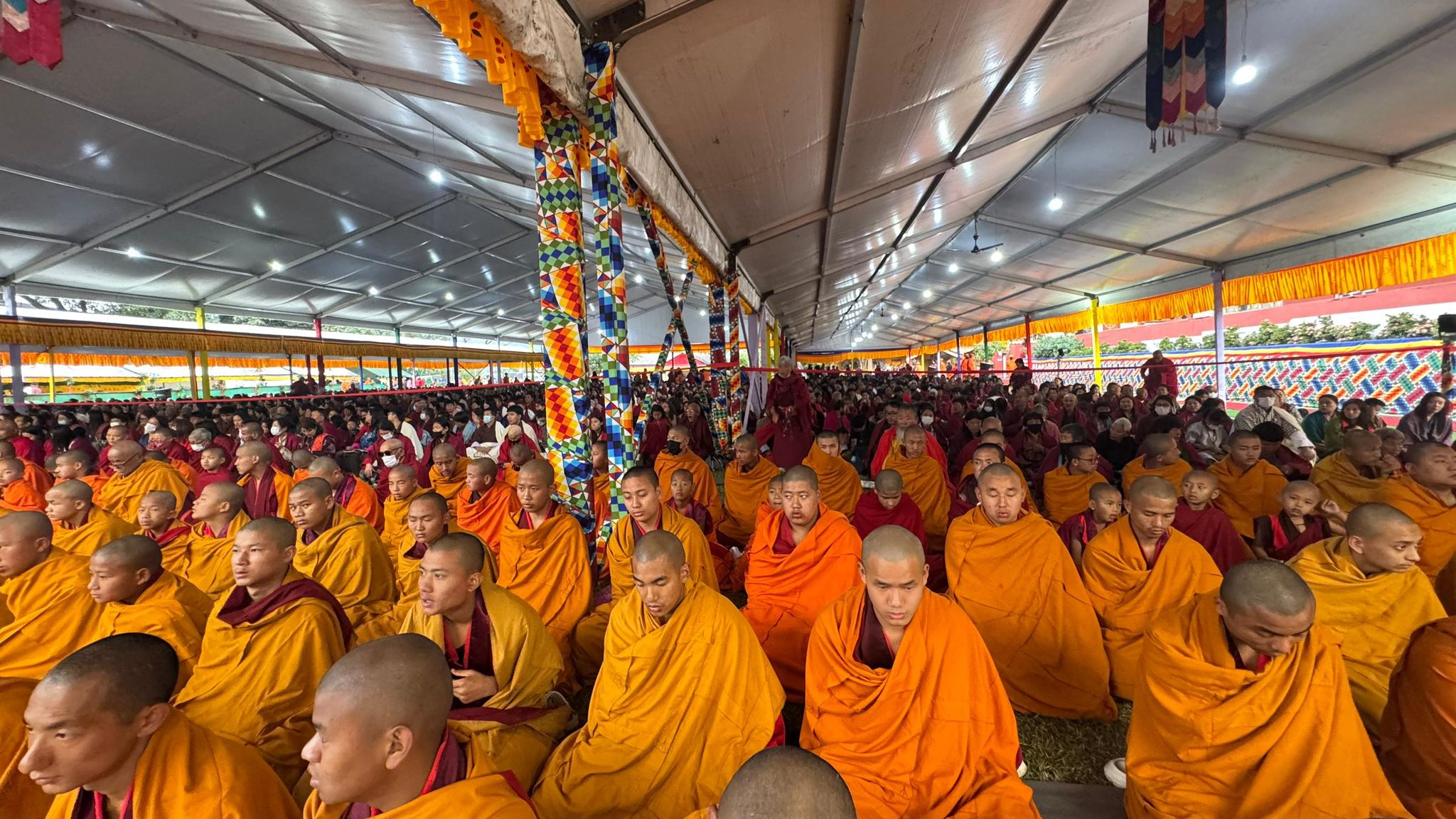 Zhung Dratshang - དུས་ཅི་ སྐྱབས་རྗེ་རྗེ་མཁན་རིན་པོ་ཆེ་མཆོག་གིས་ འབྲུག ...