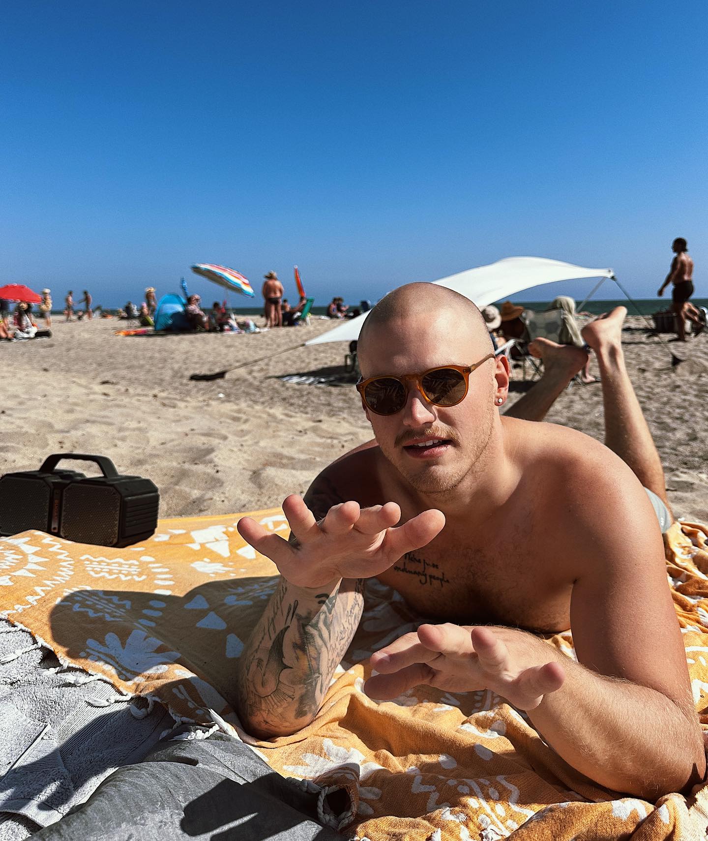 Brandon Colbein - what a lovely gay beach day ☀️