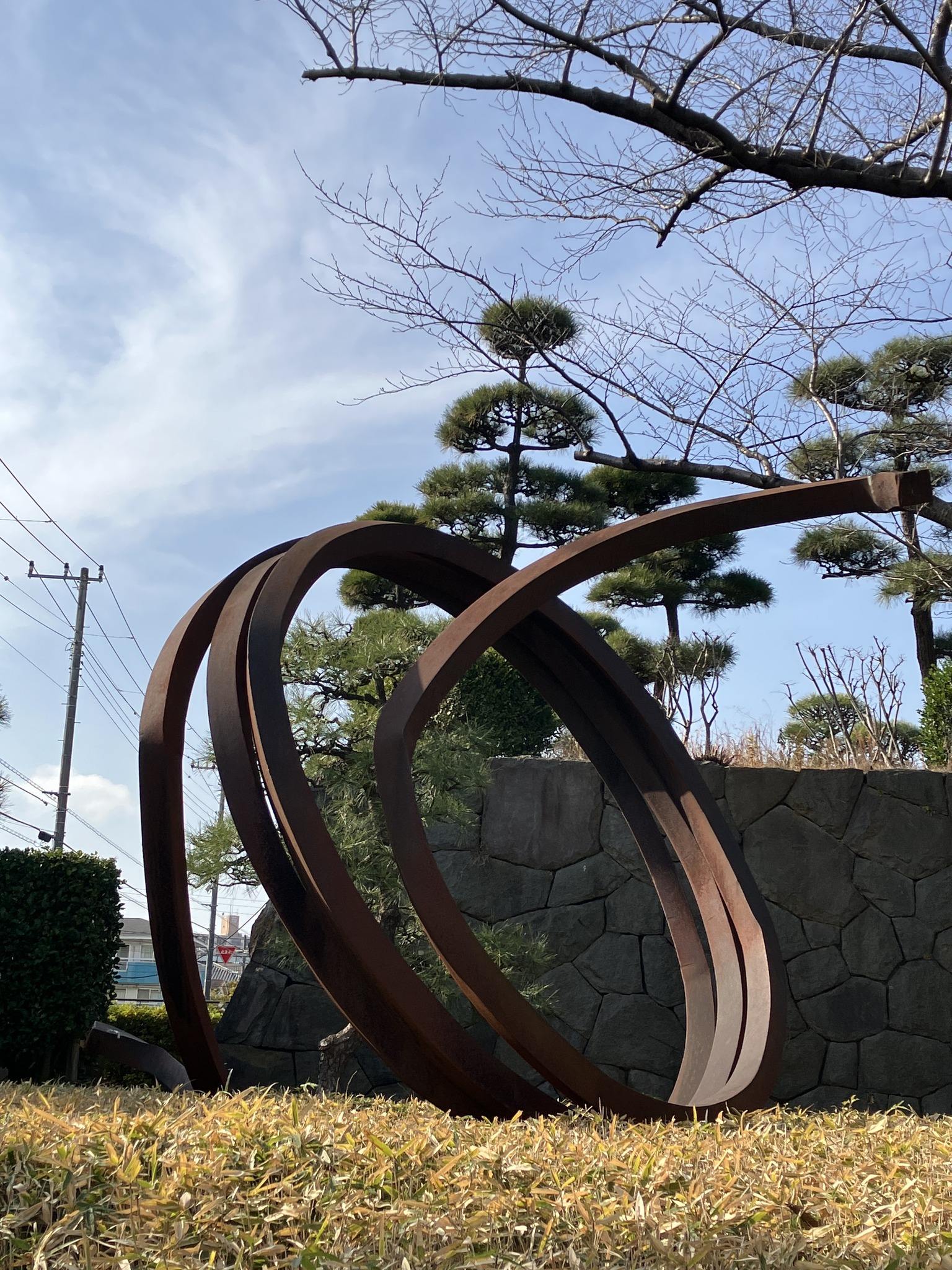 花畑記念庭園東門近くに、「足立区国際野外彫刻展招待作品」があるのを 