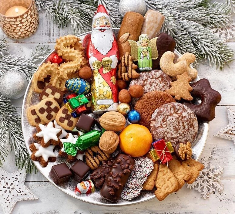 Introducing Le Creuset's new Christmas Tree Cookie Plate - the