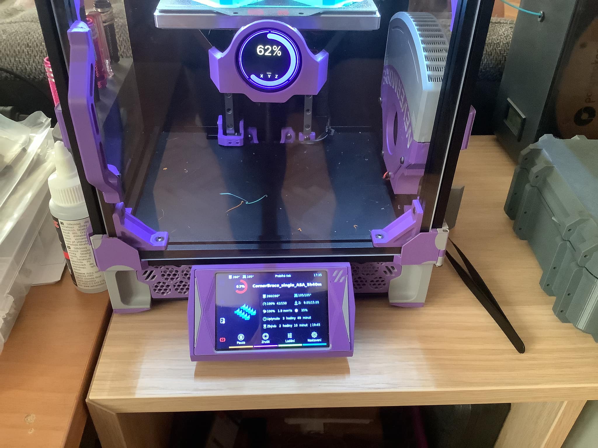 What screens are similar to Zennio Z35 V2 with more colors and