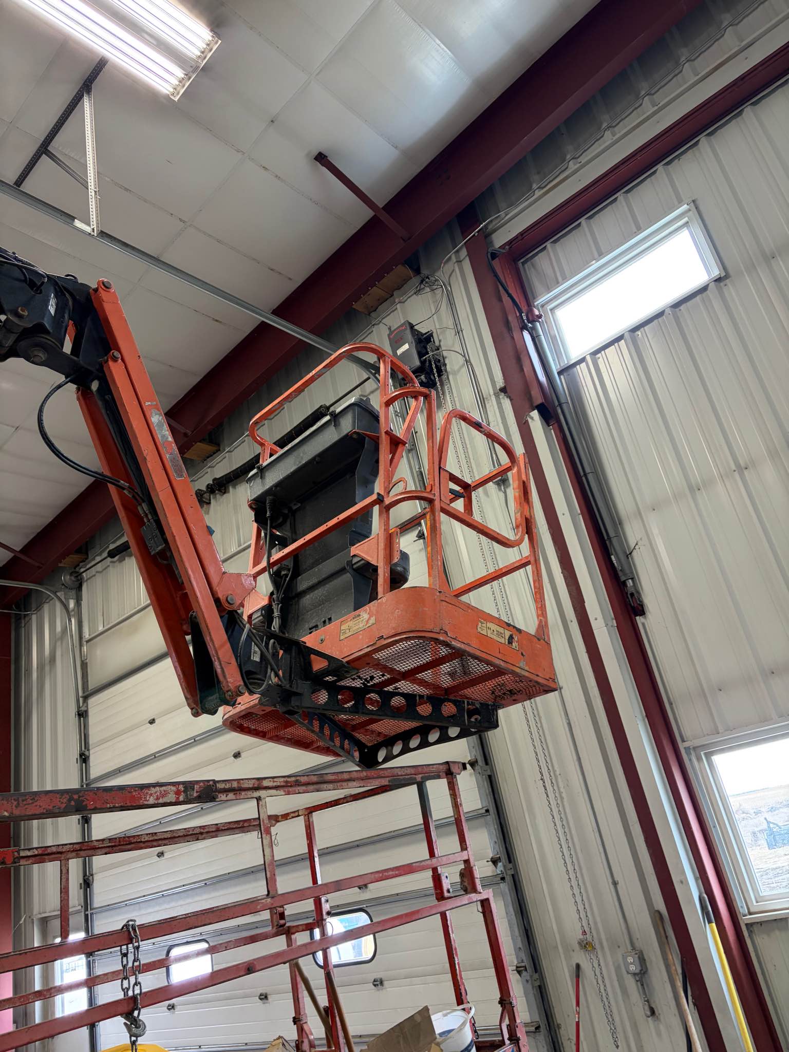 JLG e300AJP electric lift - Weight Lifting Machines & Racks - Warner ...