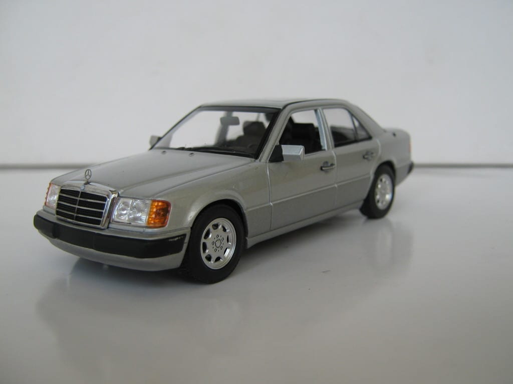 1/43 **Mercedes-Benz 230E W124 1991** (Minichamps)