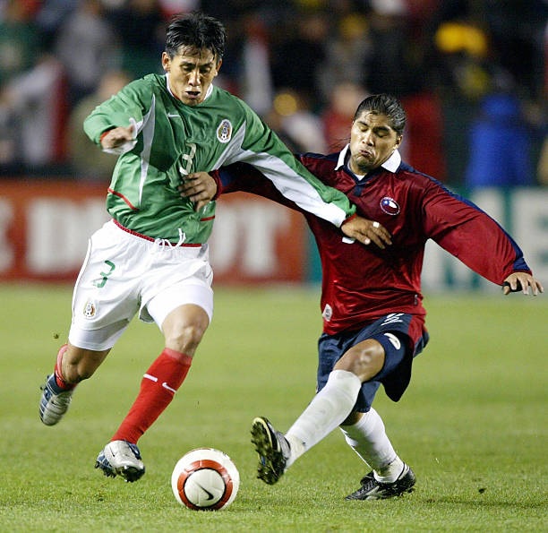 Clásicos del Fútbol | Mexico defender Omar Briceño (L) attacks Chile ...