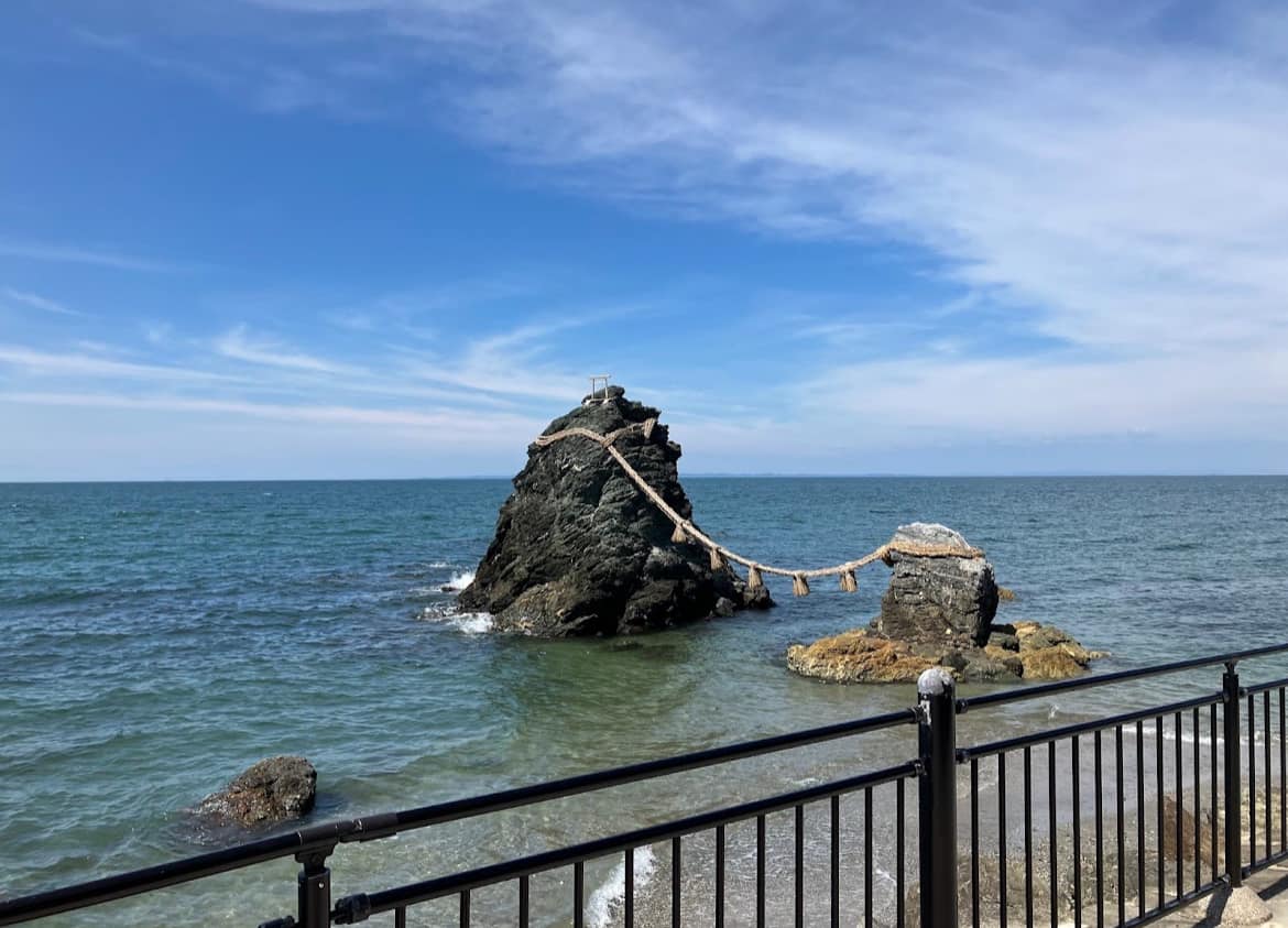 The Dragon Love Bell (龍恋の鐘) on Enoshima Island is a romantic