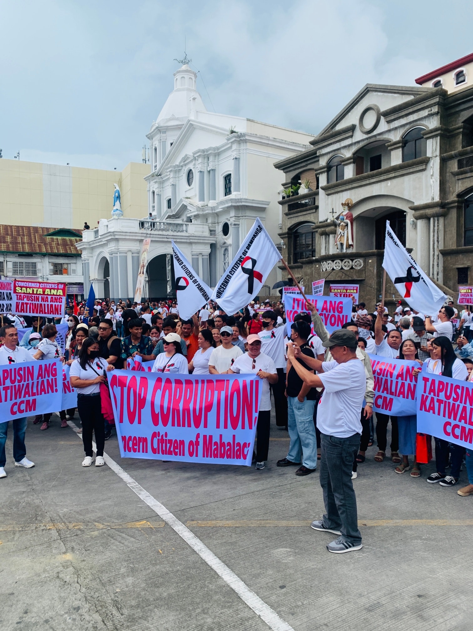 CLTV36 - “TAPUSIN, TAPUSIN” Kanya-kanyang sigaw ang mga indibidwal mula ...