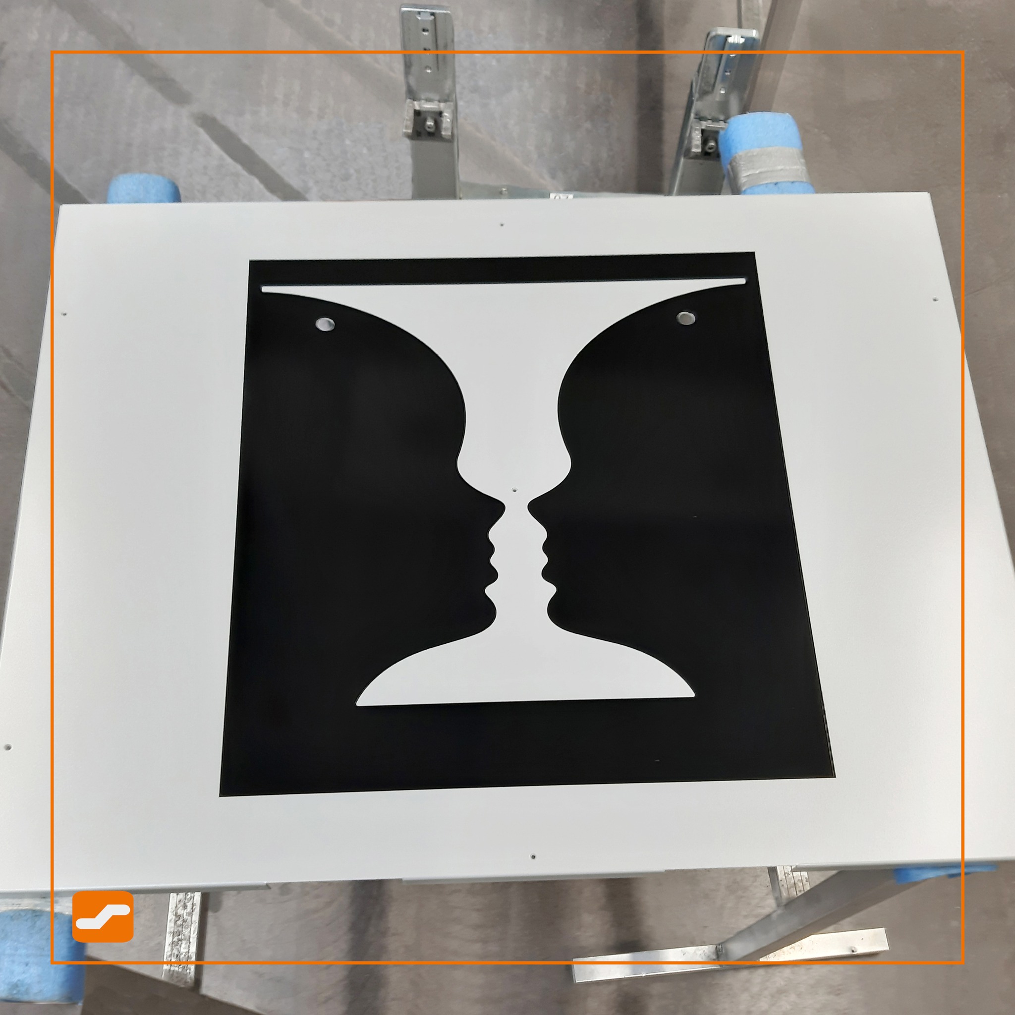 Die sogenannte Rubin´sche Vase 🏺 stellt eine optische Täuschung unserer visuellen Wahrnehmung dar. Ob man die Vase oder die sich gegenseitig ansehenden Gesichter im Profil zuerst sieht, variiert je nach Fokussierung. Was