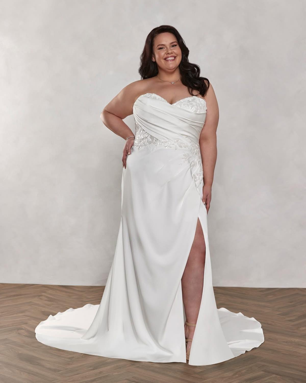 wedding dress styles for short curvy ladies What suit brides? rubies