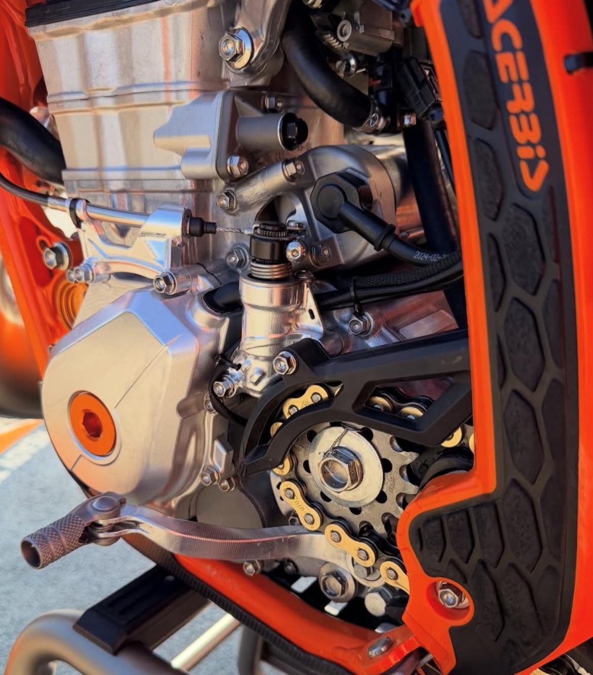 It does EXIST! 🤯 There is a cable clutch on Eli Tomac's Red Bull