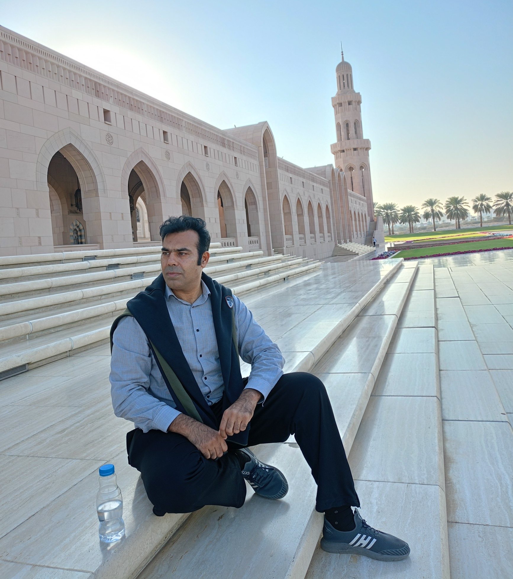 قطر سے یورپ جانا پاکستان سے زیادہ... - The Professor Naeem | Facebook