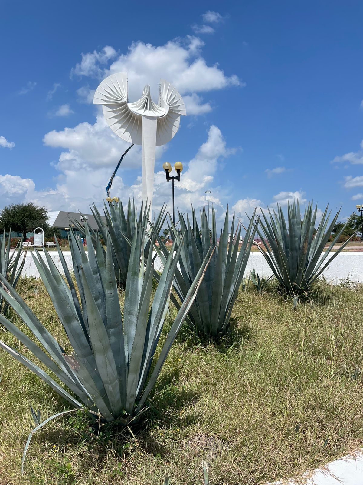 🟢 Fondean de blanco el Águila Bicentenario del escultor mexicano