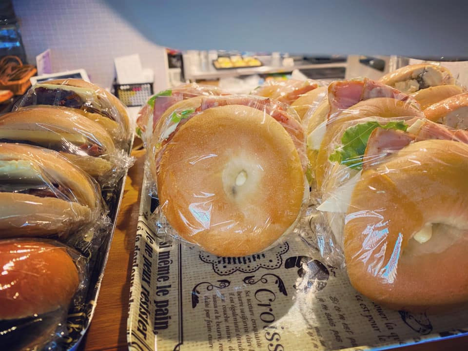 小さなパン屋bonheurボナール 今日は寒い一日ですね 岩国でコロナの話しが届き いろんなチェーンメールや噂に自分自身も不安になりますし 心が痛みます コロナに感染された方も早く回復してほしいですね 皆様もなるべく外出をさけ 今日は寒いので暖かくして