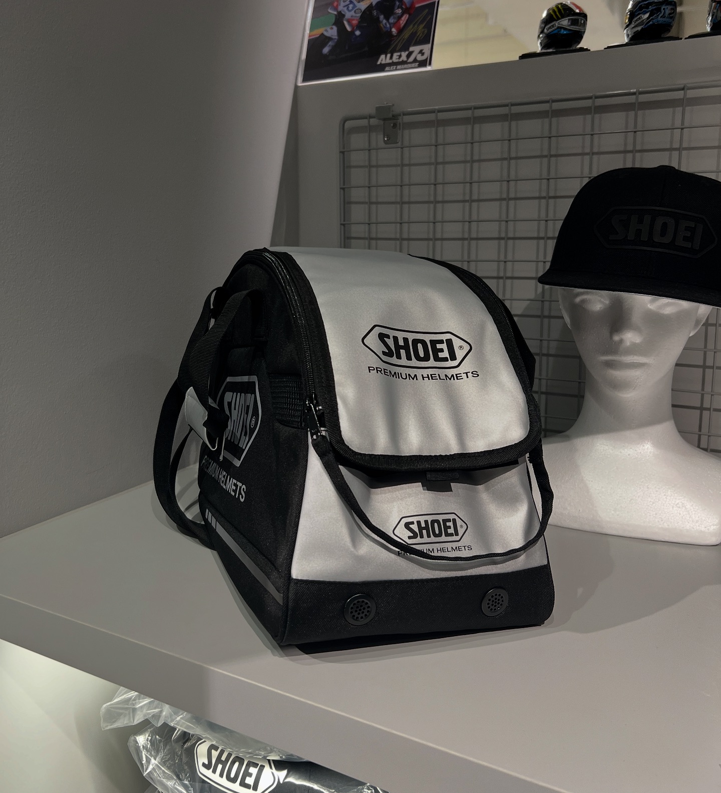 こんにちはSHOEI gallery YOKOHAMAです♪ ヘルメットバッグが入荷