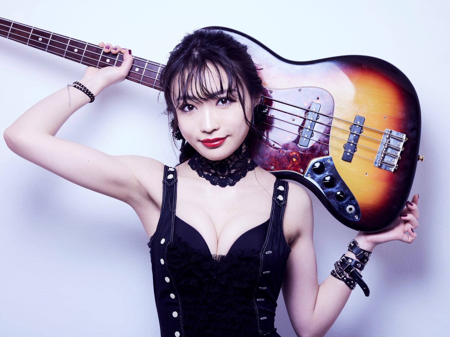 わかざえもん (Wakazaemon) is a bassist, singer, producer 