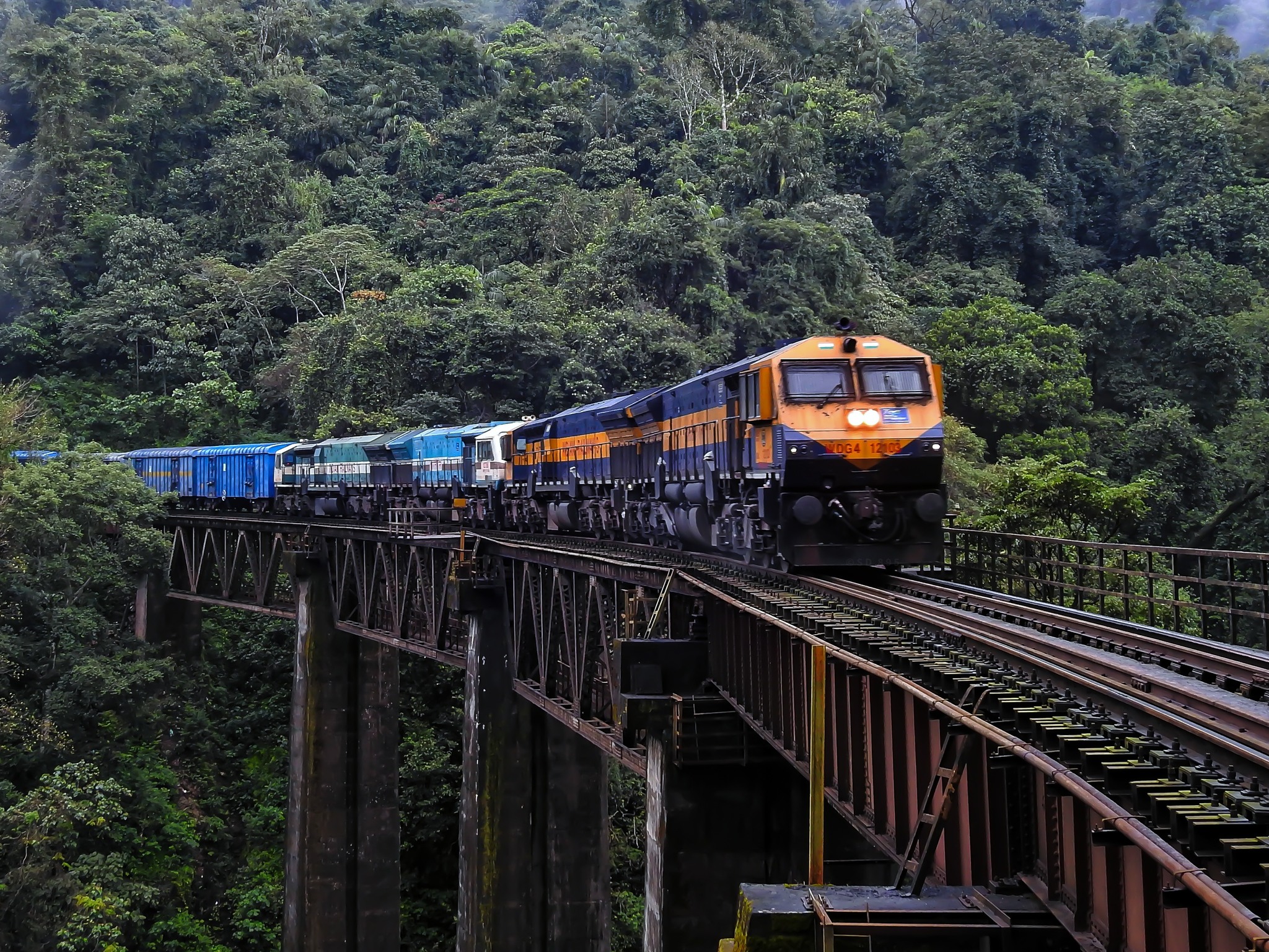 Indian Railways (Unofficial) | A quad-headed BCN rake makes its way ...