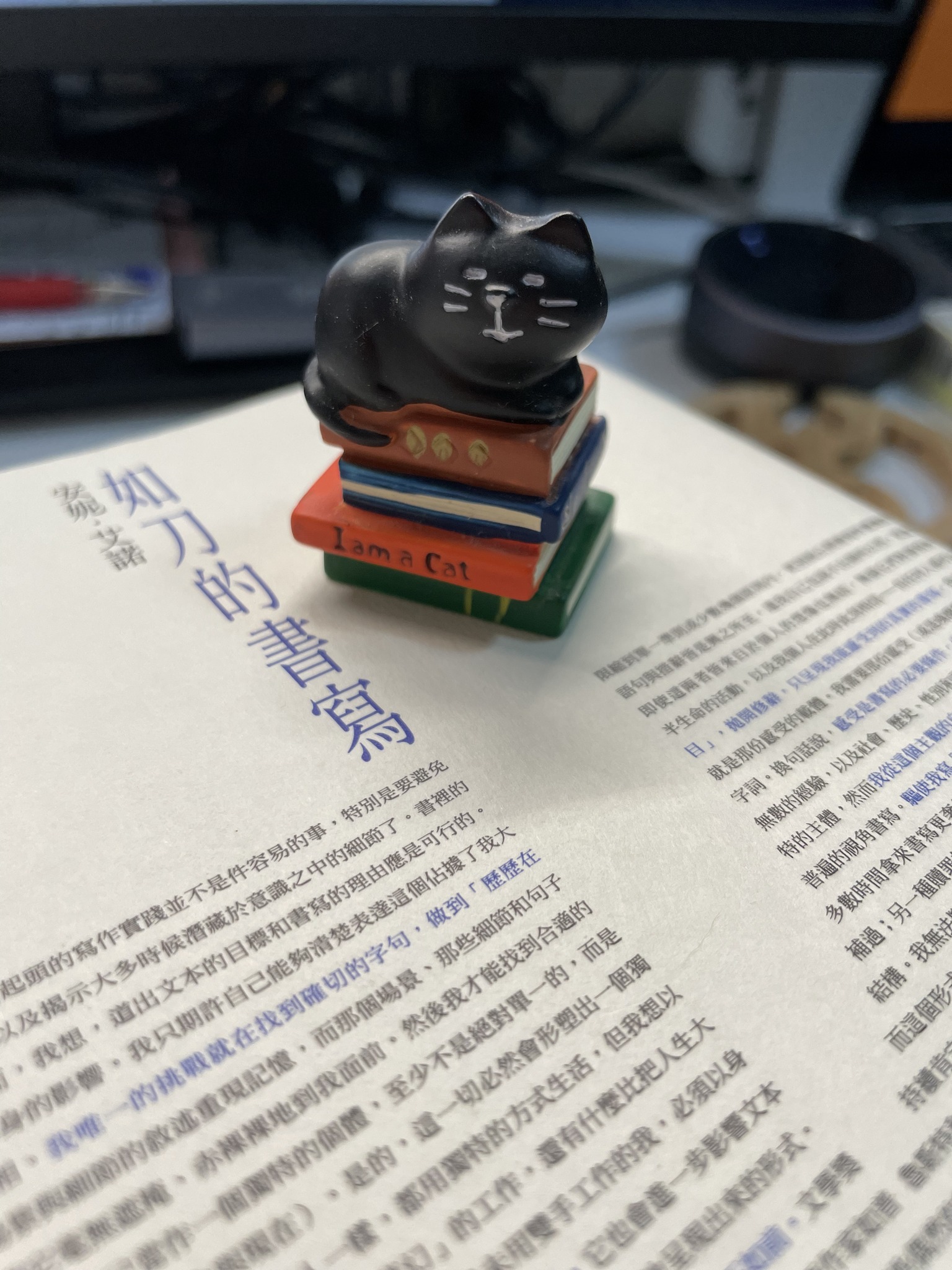 楊双子 - #双子讀 出差路上讀《如刀的書寫》隨手筆記 事情大概是這樣的。... | Facebook