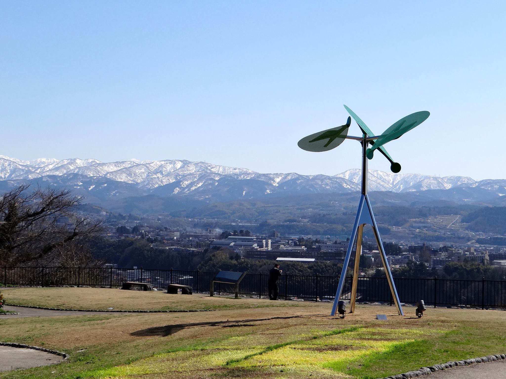 March 29, 2015 金沢市卯辰山公園の見晴し台に、新宮 晋の新しい彫刻