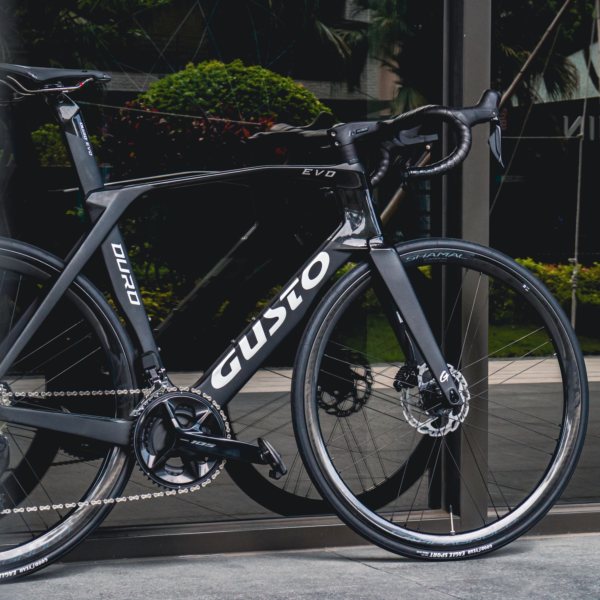The aero Duro EVO DB Sport Legend come with; Shimano 105 Di2 12 