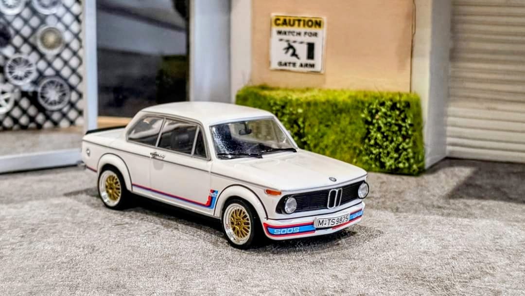I present to you another gem in my collection, a BMW 2002 turbo 1:43.