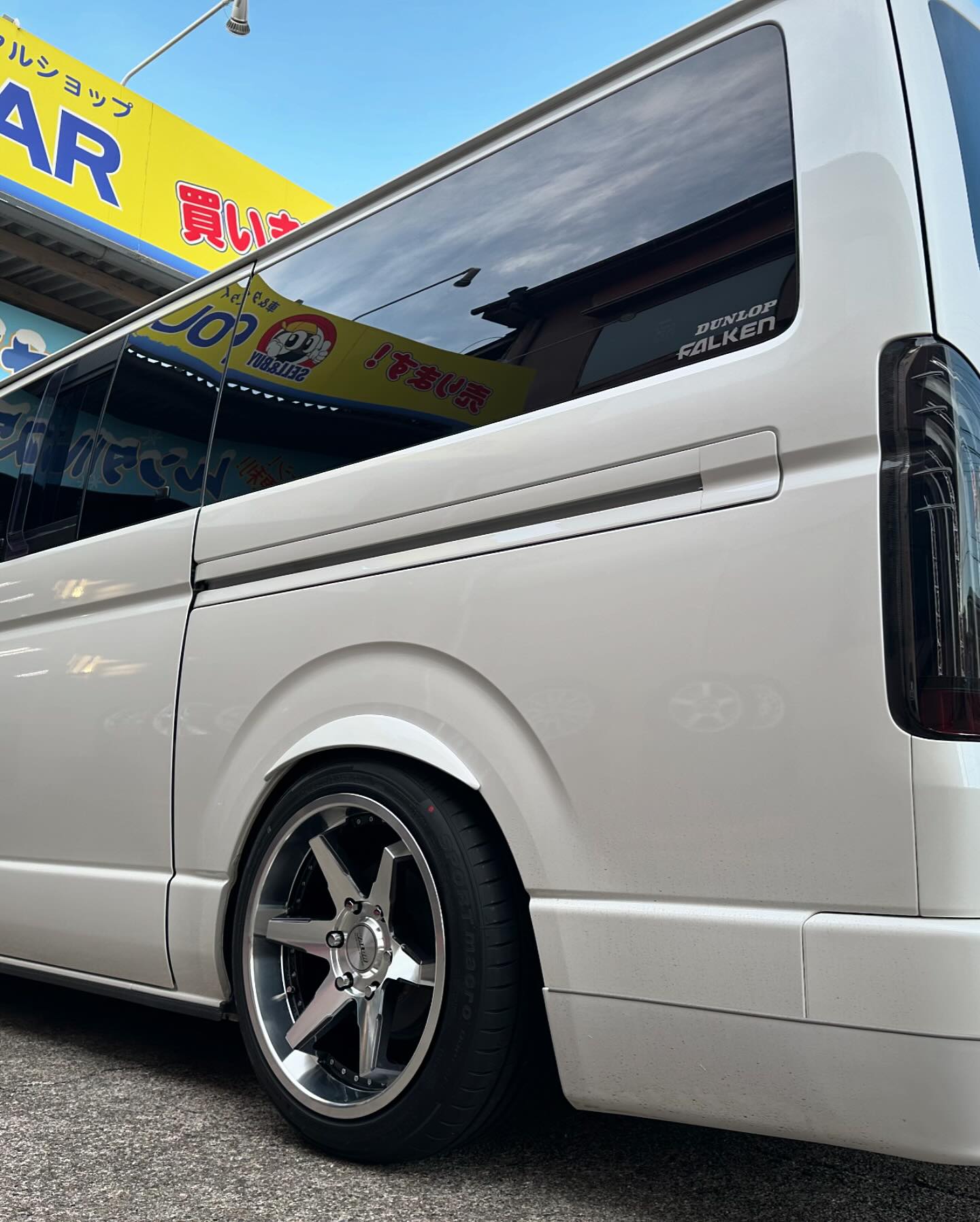 店頭での取付です? 商品名 VALOR DCR サイズ 18inch 9.0J 6H139.7+20 