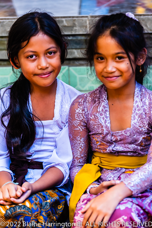 Balinese girls, Malaspas (house blessing ceremony), village of