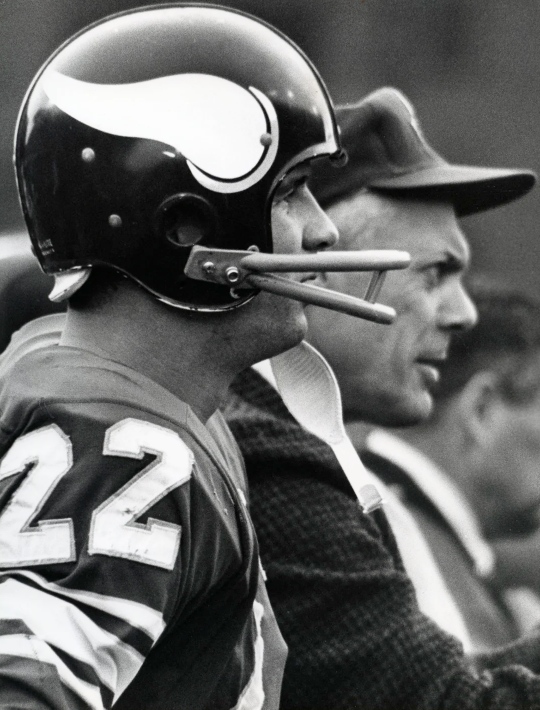 Paul Krause - Seeking out a pass to intercept | Facebook