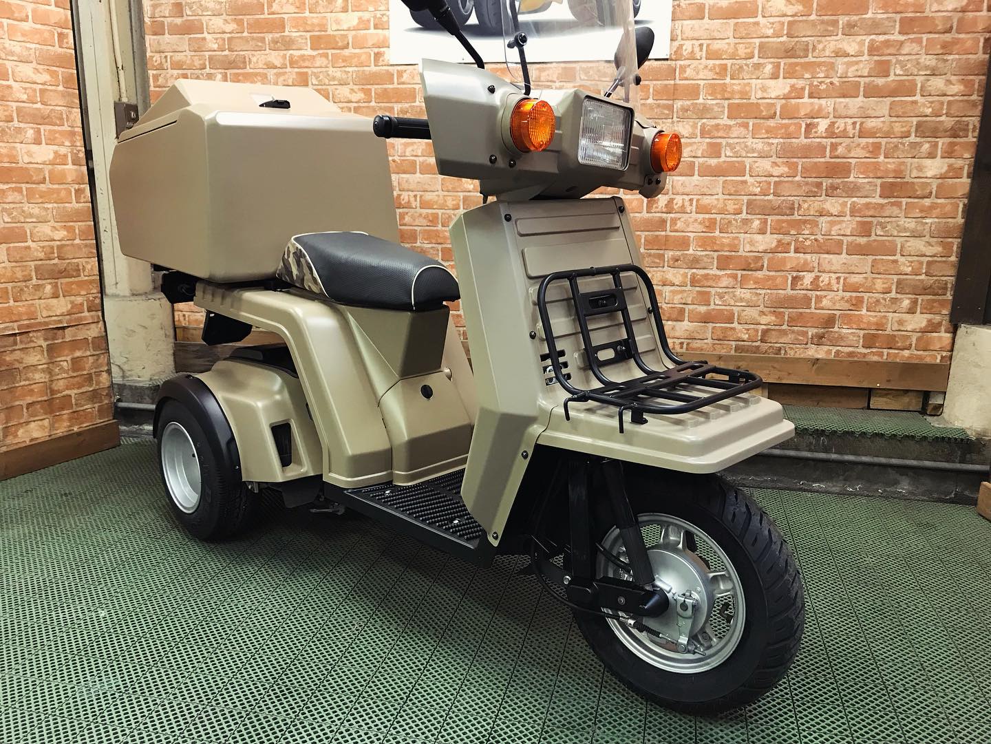4サイクル ジャイロxミニカー仕様です。 ボディーカラーはマット