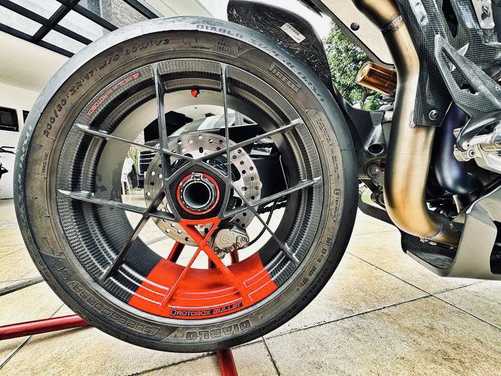 Rotobox Bullet wheels in matte finish for the Ducati V4 Panigale!