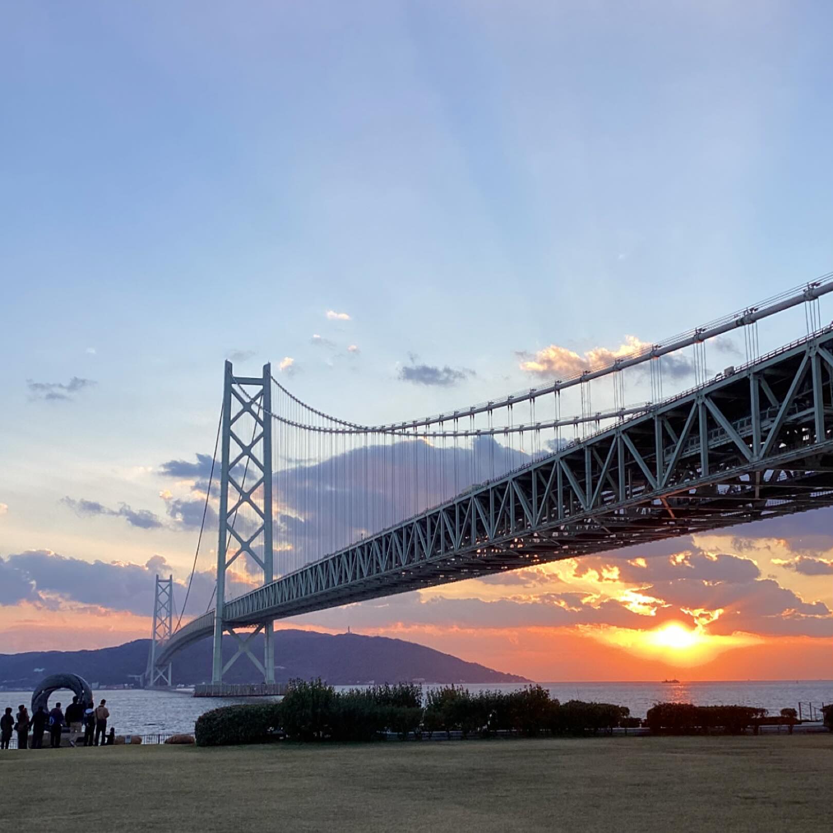 舞子公園 - 11月は夕陽が海に沈むので明石海峡大橋と映って美しいです。 #maikopark #akashikaikyobridge # ...