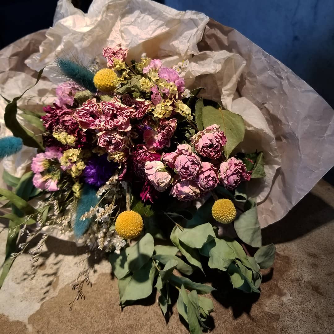 Blue Gray Flower 頂かれた花束 を 残したいのでと ドライフラワーに 色合いも可愛いです 熊本花屋 新屋敷花屋 Bluegray Flowerstagram Flower 花と暮らす 花のある暮らし 花束保存方法 笑 ドライフラワー くすみ色 Facebook