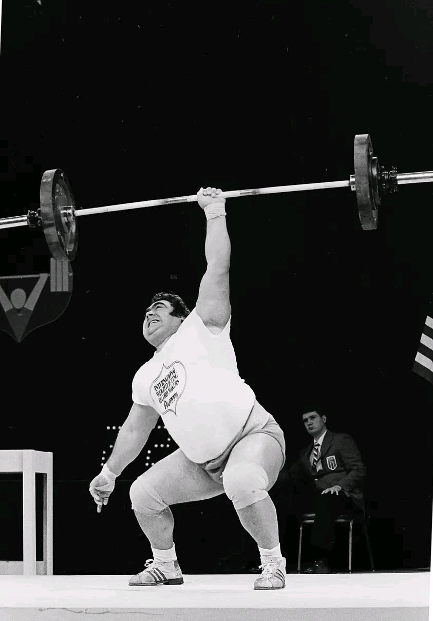 Lucson - 105kg con una mano Vasily Alekseyev | Facebook