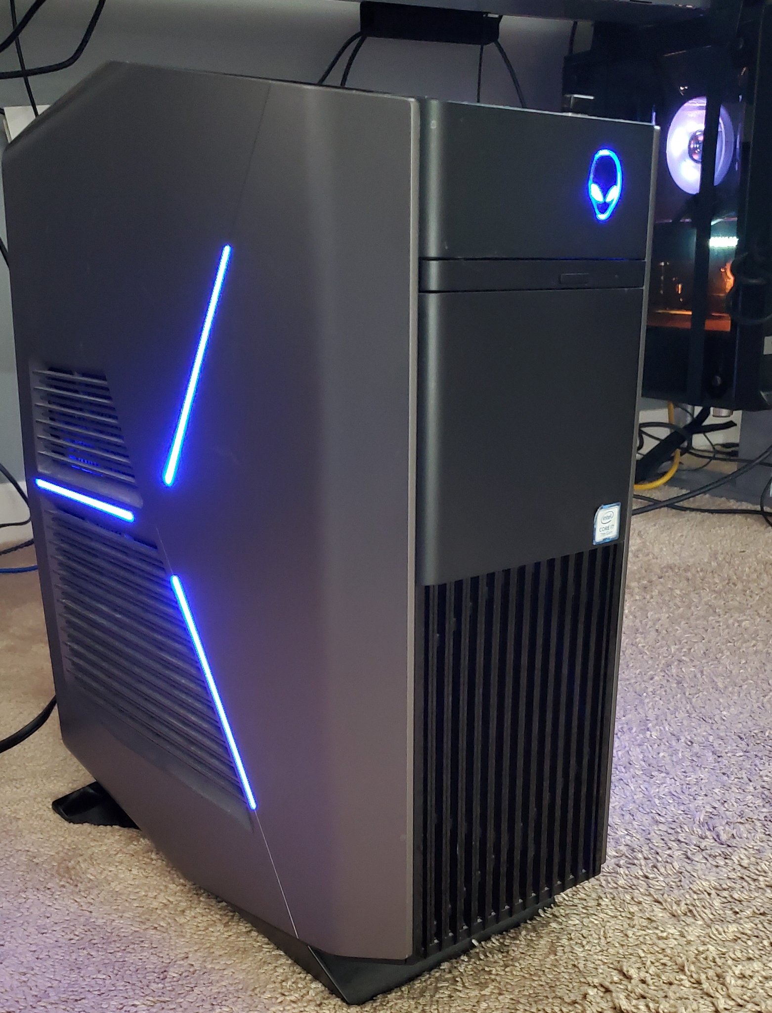 Nice Alienware R6 Signature Edition + 1080p 1MS Samsung monitor ...