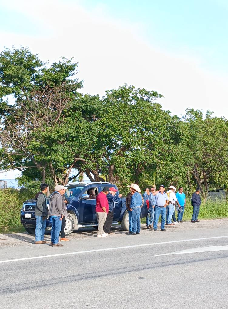 #UltimaHora | Cañeros bloquean la... - Ahora Noticias Radio | Facebook