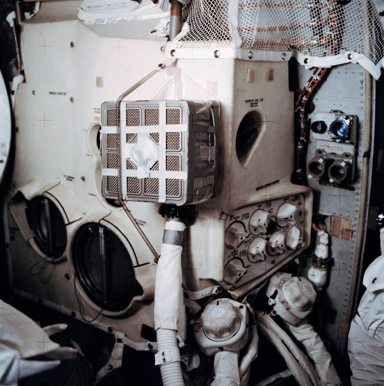 Apollo 13  1970年製　アポロ　 Apr. 15, 1970: Inflight photo of Apollo 13 of the device