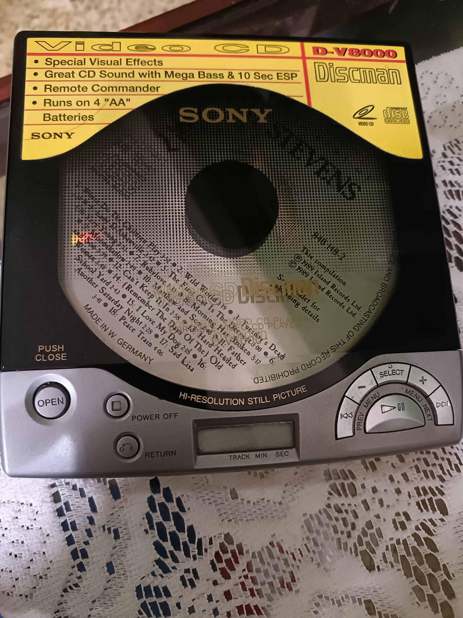 SONY D-V8000 PORTABLE VIDEO CD PLAYER. CD & VCD PLAYER. MADE IN 