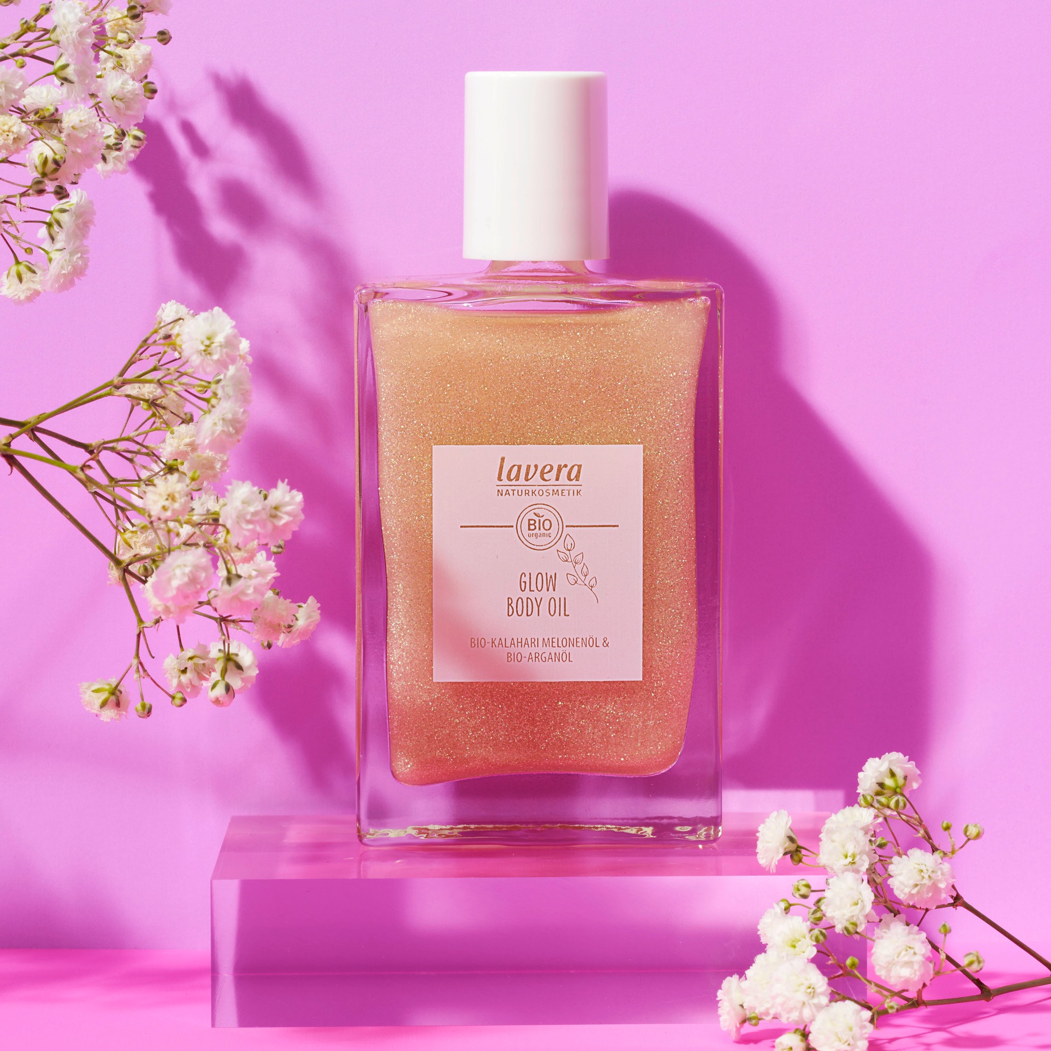 Strahlender Glow für Eure Haut! 🌴🍯 Bei uns gibt es jetzt das lavera Glow Body Oil mit Kalahari Melonenöl und Arganöl 😍 Die pflegende Formulierung mit hochwertigen Inhaltsstoffen verwöhnt Eure Haut und
