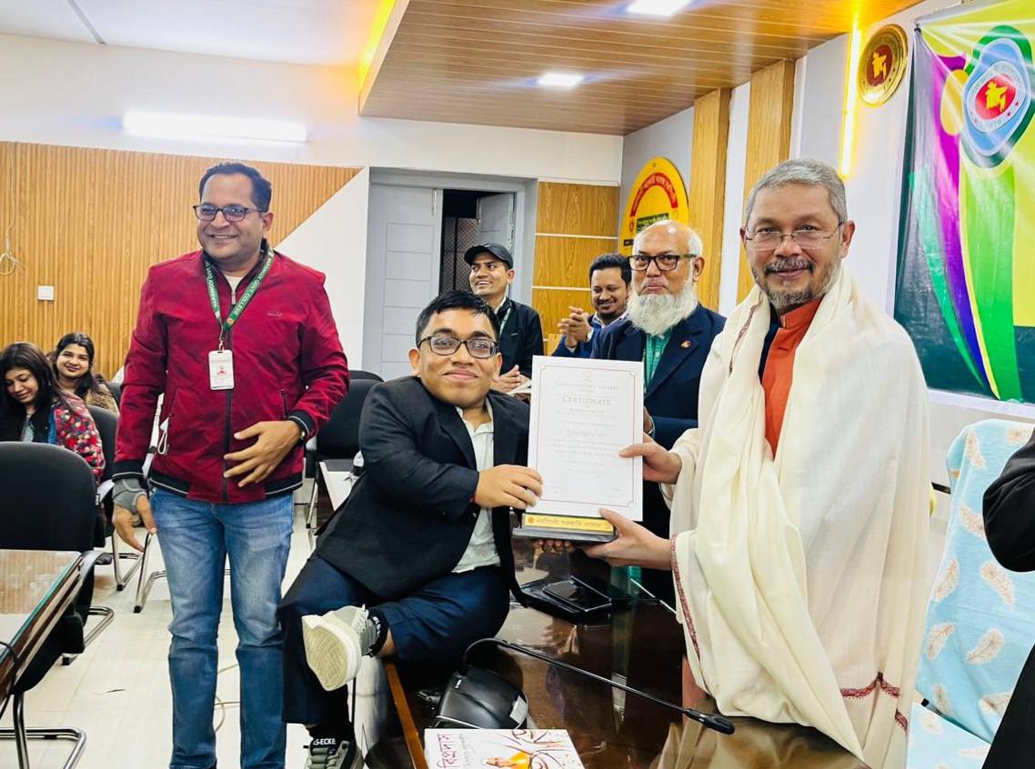 Chandrajit - মান্যবর অধ্যক্ষ স্যারের নিকট হতে সংবর্ধনা গ্রহণের মুহূর্তে ...