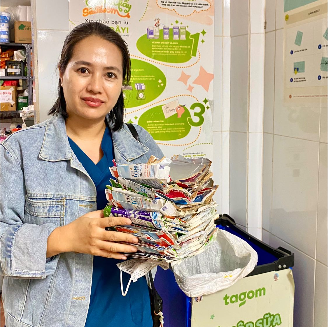 TAGOM - 💬Em ơi, con chị đi học giấu mẹ mang túi nilon đi,... | Facebook