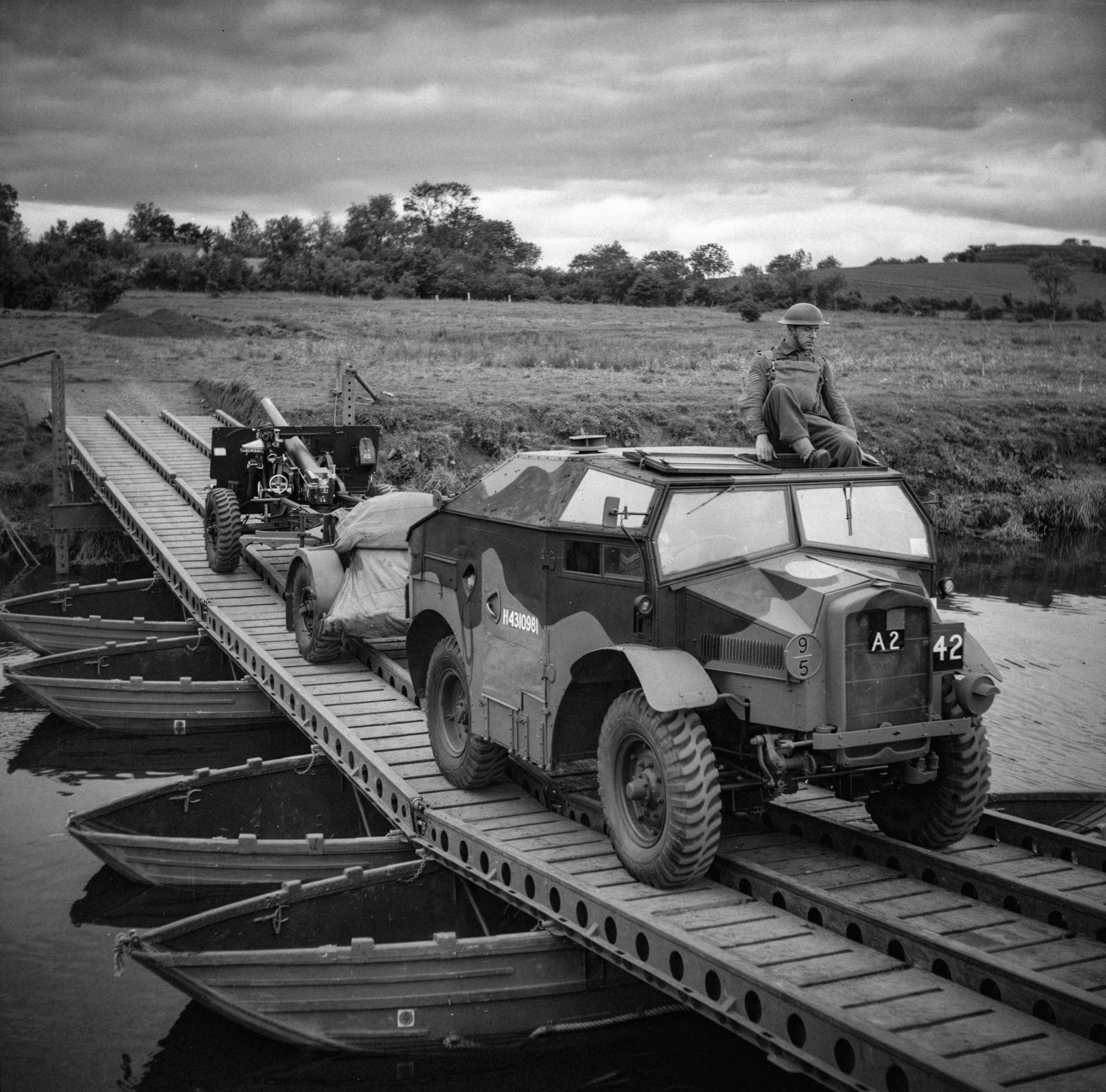 American - Morris-Commercial C8 'Quad' artillery tractor and a 25-pdr ...