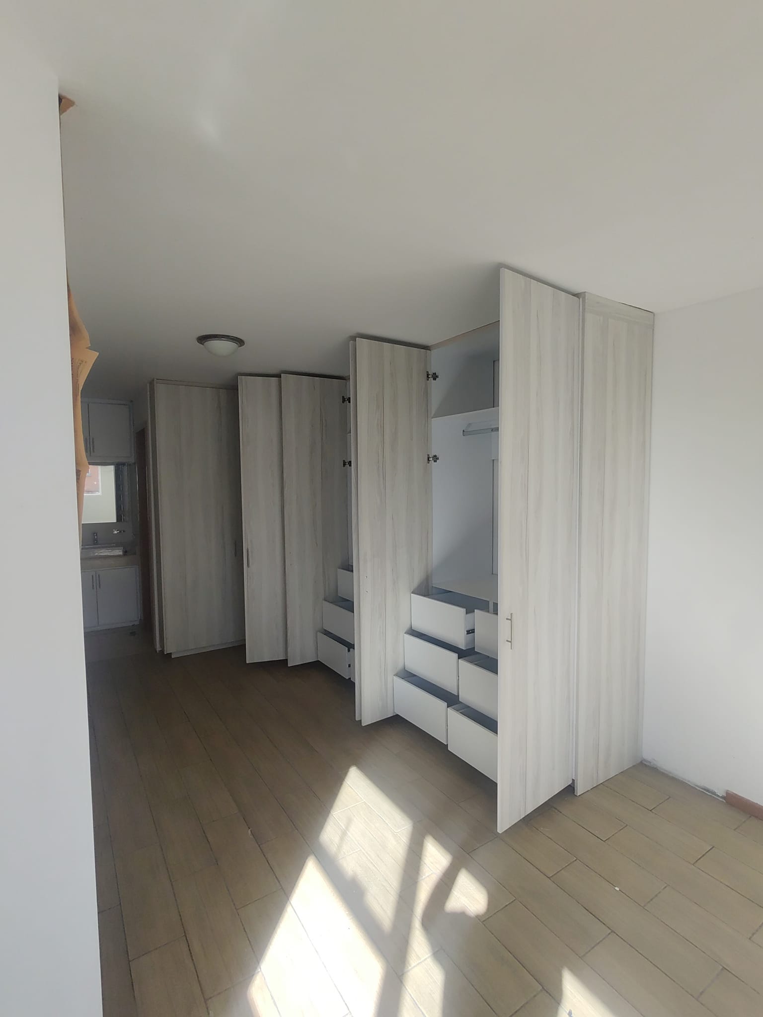 Integra Designs - Instalación de closet y zapatero...