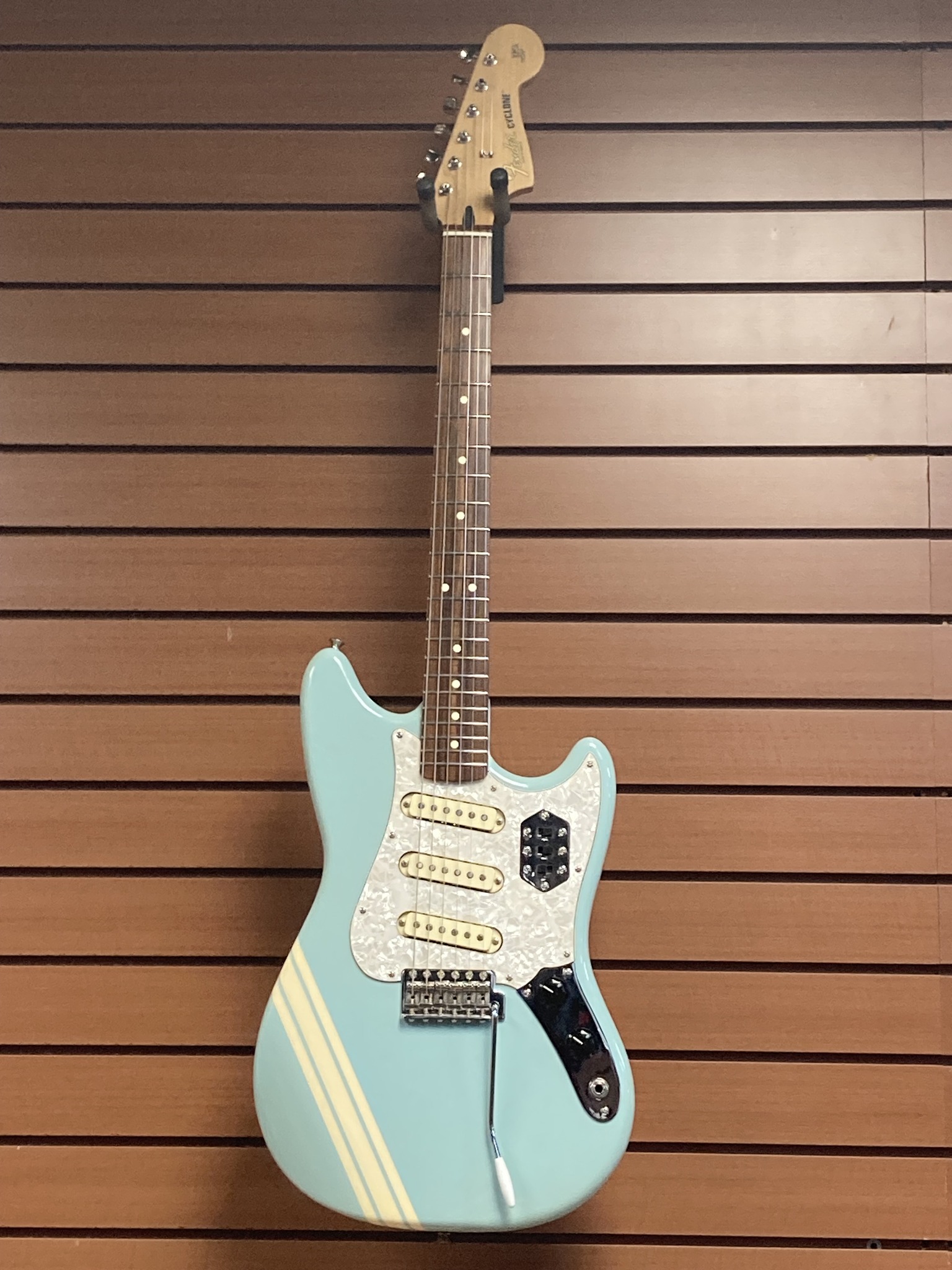 Introducing my rare 2001 Fender USA Cyclone guitar