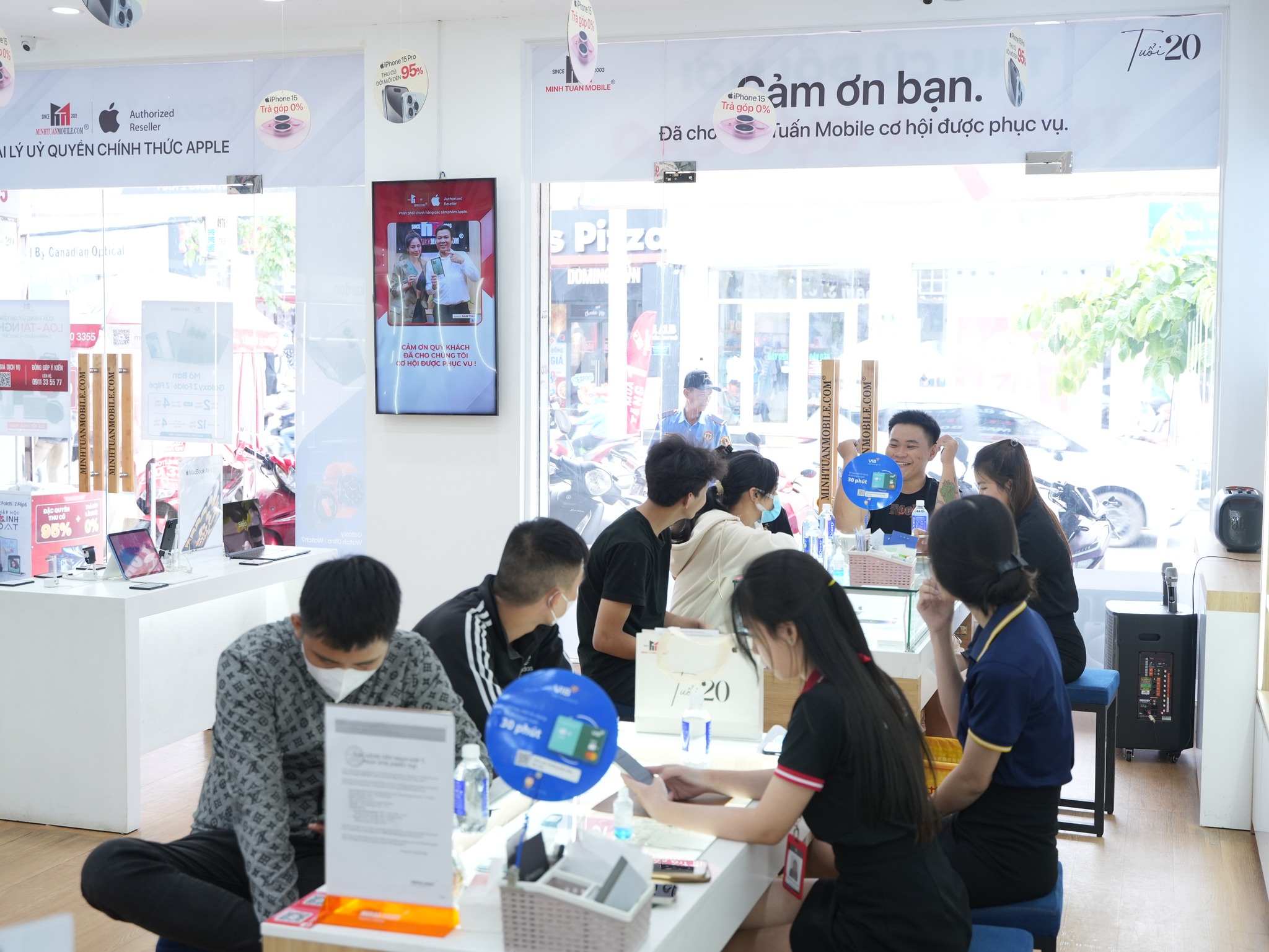 Mỗi ngày bên khách hàng là một ngày tuyệt vời của Minh Tuấn Mobile