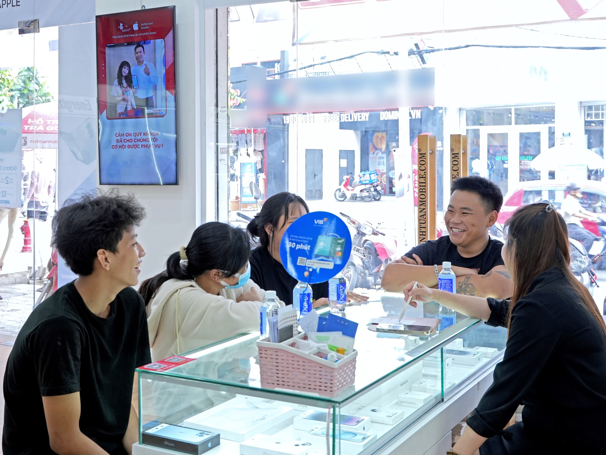 Mỗi ngày bên khách hàng là một ngày tuyệt vời của Minh Tuấn Mobile