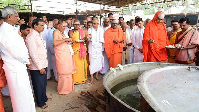 Suttur Math - Jathra Mahotsav rendering food to all its...