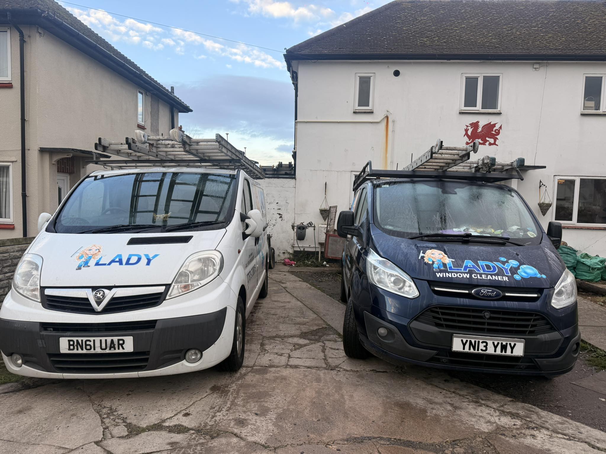 LADY Window Cleaner | Llandudno